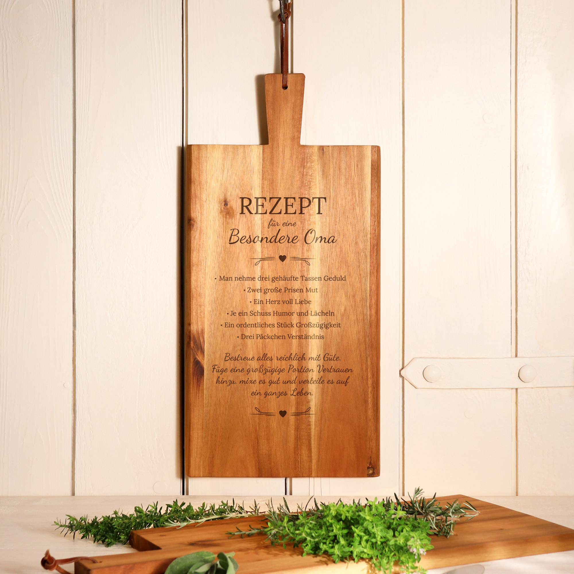 Schneidebrett mit Griff und Gravur für das Rezept Oma