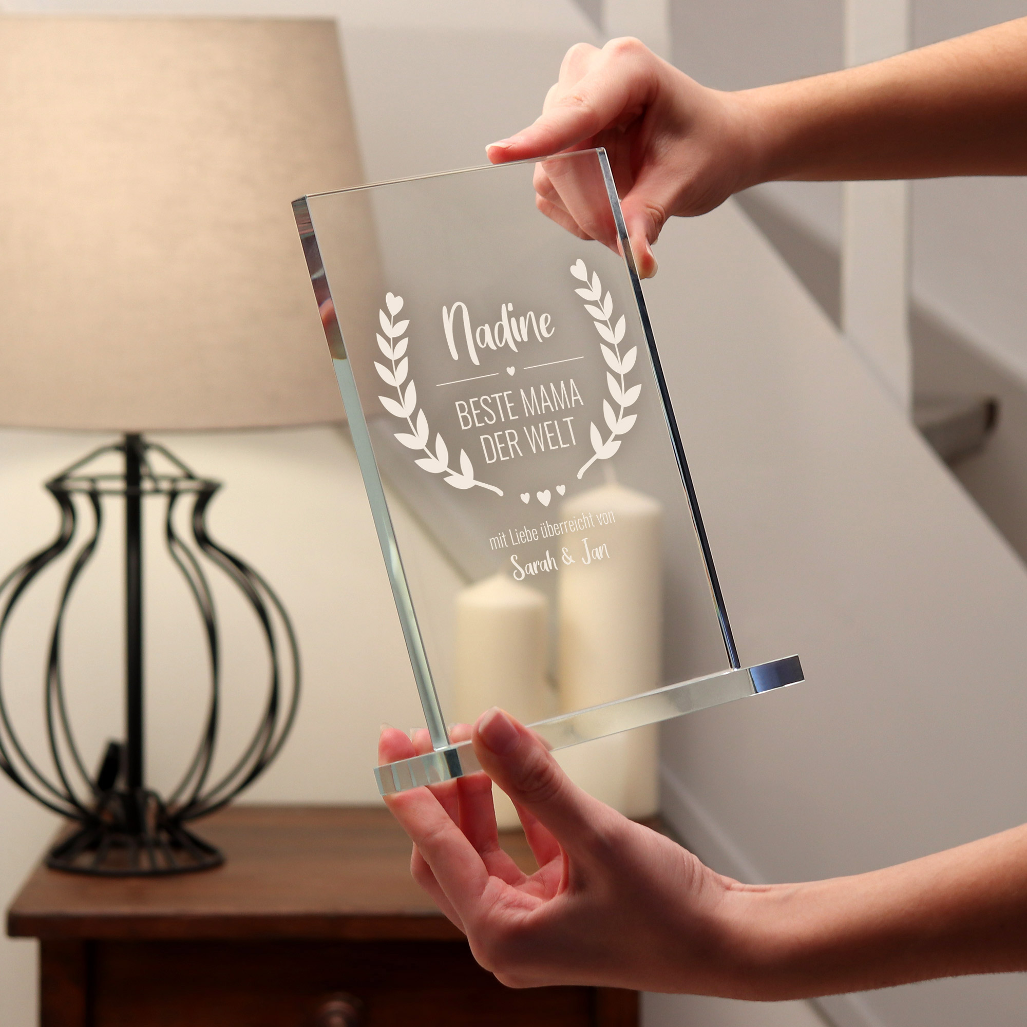Auszeichnung für die Beste Mama - personalisierter Pokal aus Glas, Glastrophäe zum Muttertag, Glaspokal mit Gravur für Mutti als edle Glasdeko