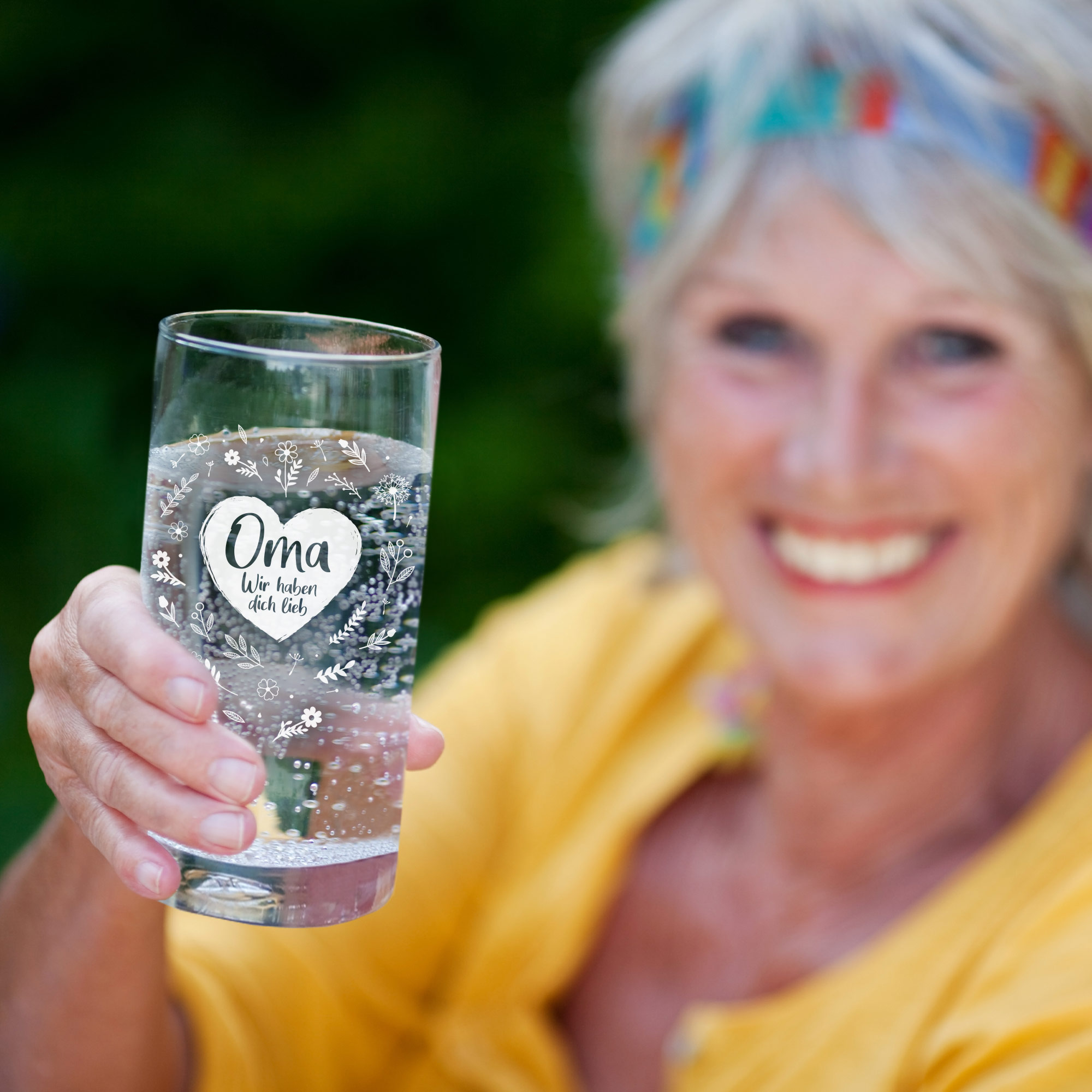 Wasserglas mit Gravur für Oma - Blumenherz