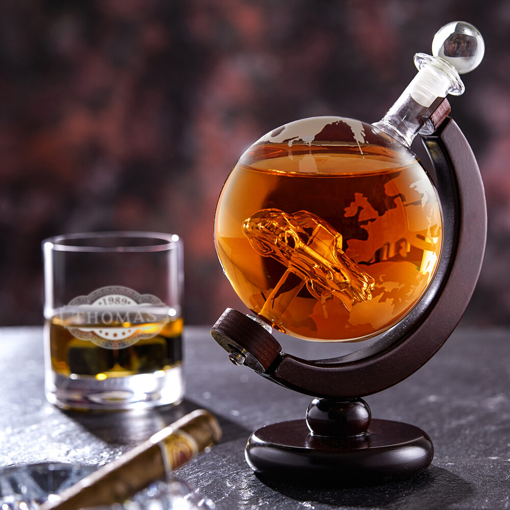 Whiskyset - Karaffe Globus mit Auto und Whiskyglas - Banderole - Personalisiert