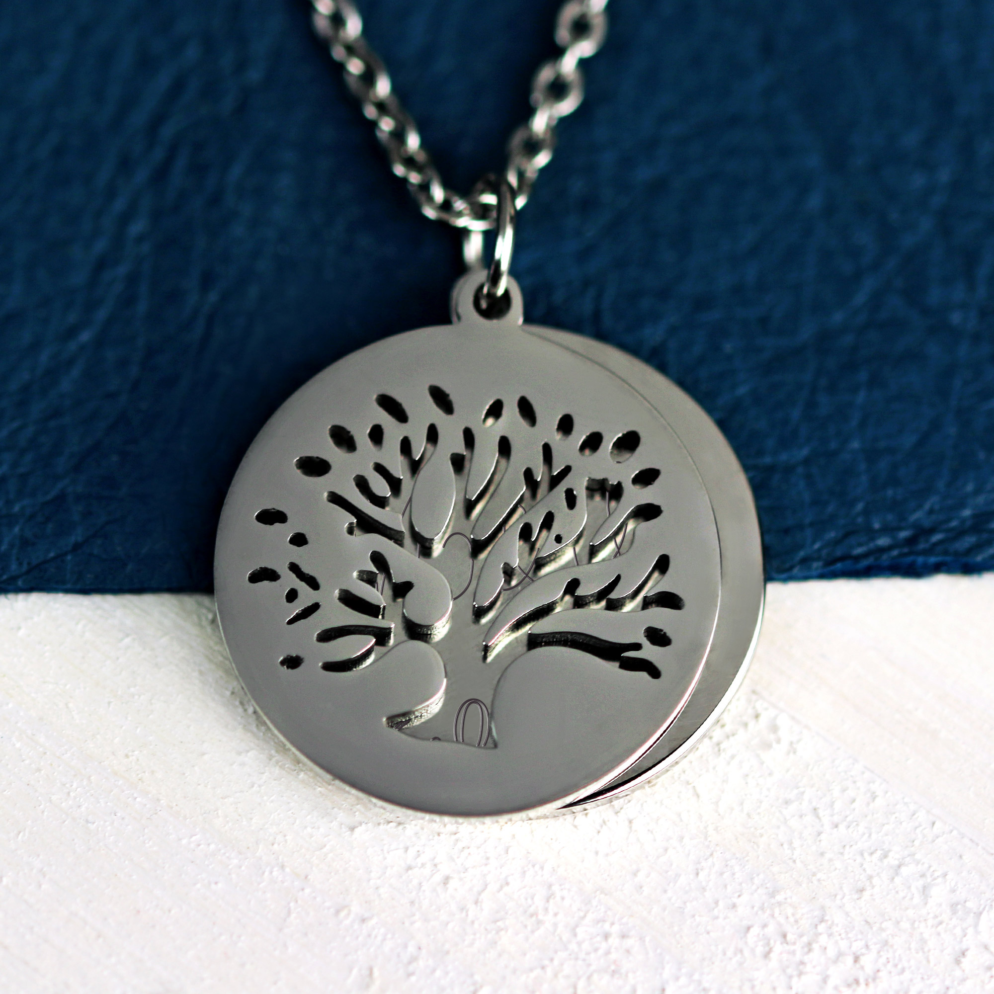 Halskette mit Gravur in Silber - Baum mit Initialen