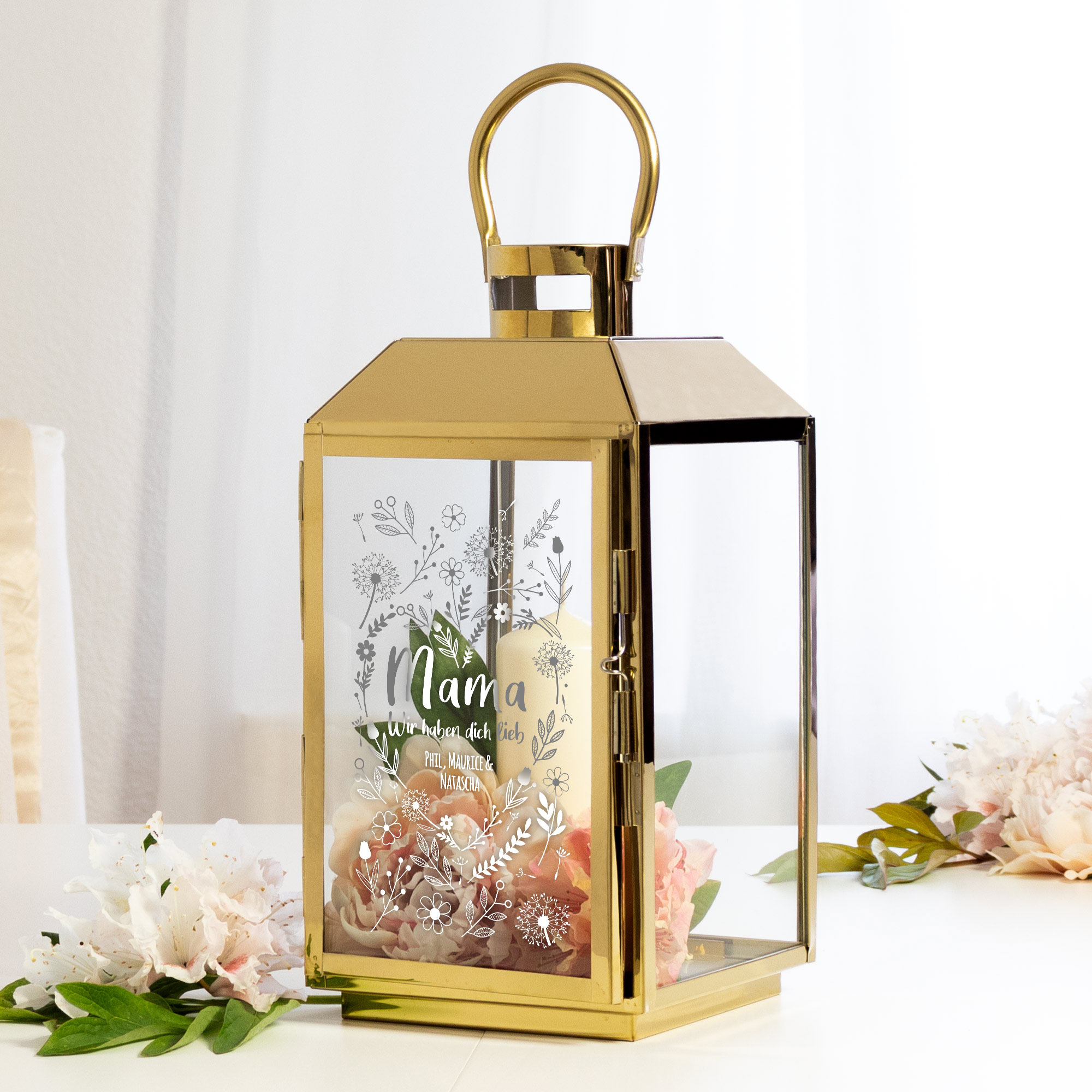 Die Personalisierte Gold Laterne - Blumenherz für Mama ist eine Outdoor Dekoration für draußen, wetterfest, als Windlicht ein tolles Muttertagsgesc