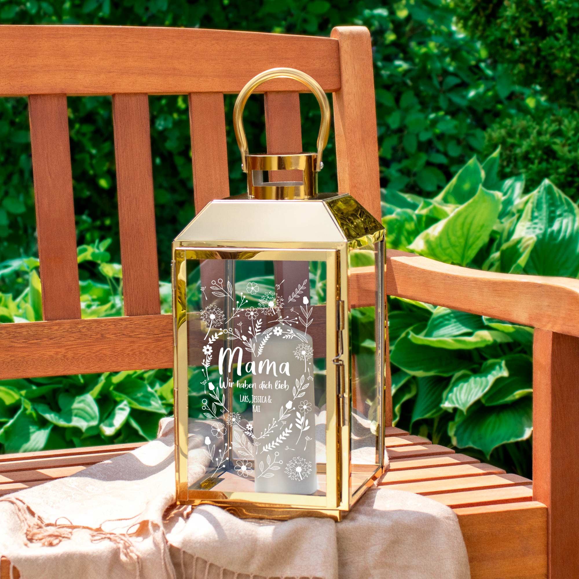 Die Personalisierte Gold Laterne - Blumenherz für Mama ist eine Outdoor Dekoration für draußen, wetterfest, als Windlicht ein tolles Muttertagsgesc