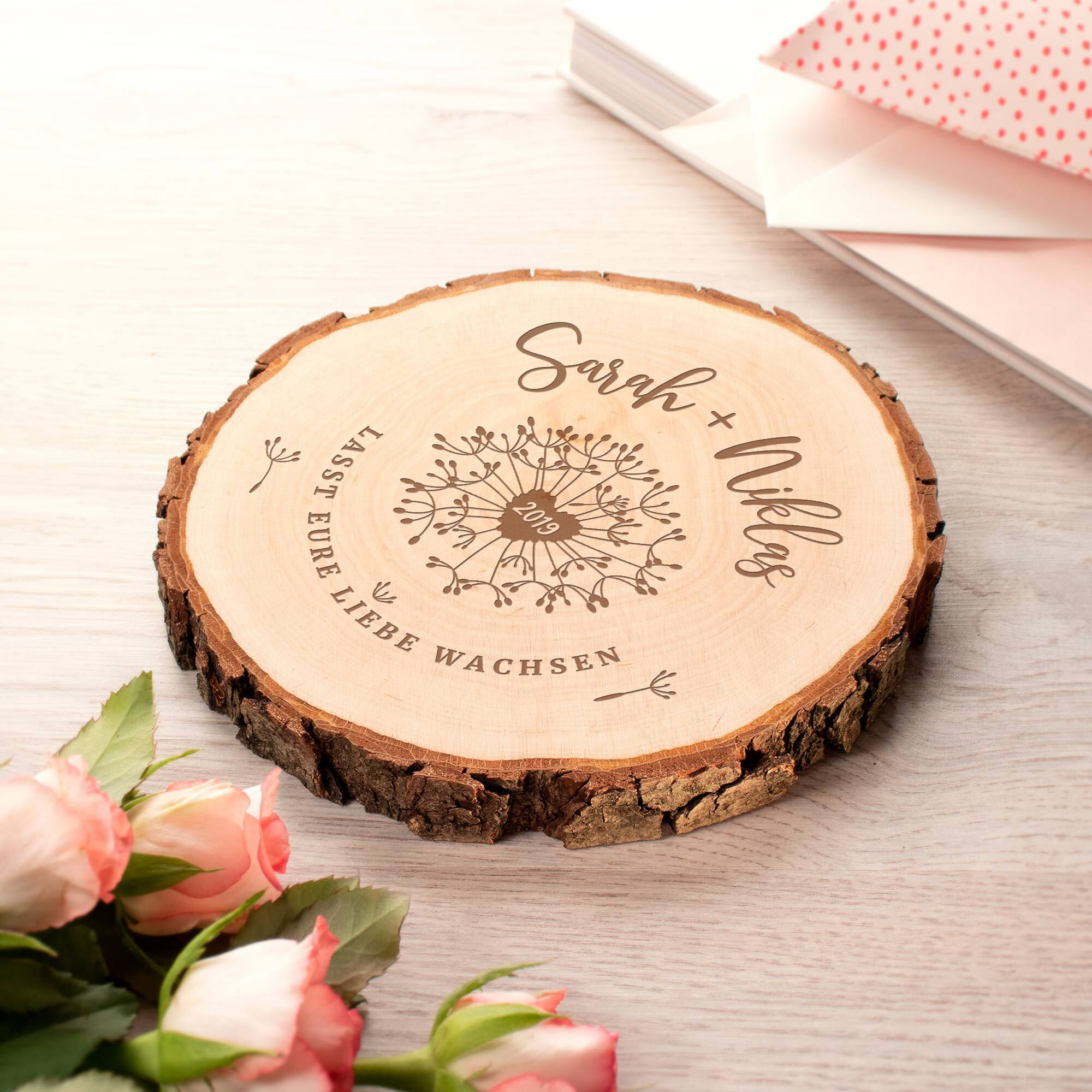 Baumscheibe mit Gravur zur Hochzeit - Pusteblume ist personalisiertes Hochzeitsgeschenk aus Holz zur Trauung und Hochzeitsdekoration für Tischdeko