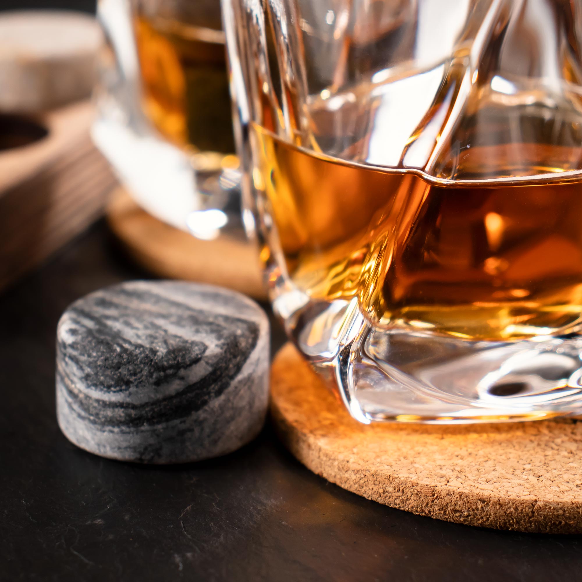 Whisky Set zum 30. Geburtstag mit Gläsern und Kühlsteinen, gravierte Whiskey Geschenkbox, Whiskygläser Kork Untersetzer und Granit Whiskysteine