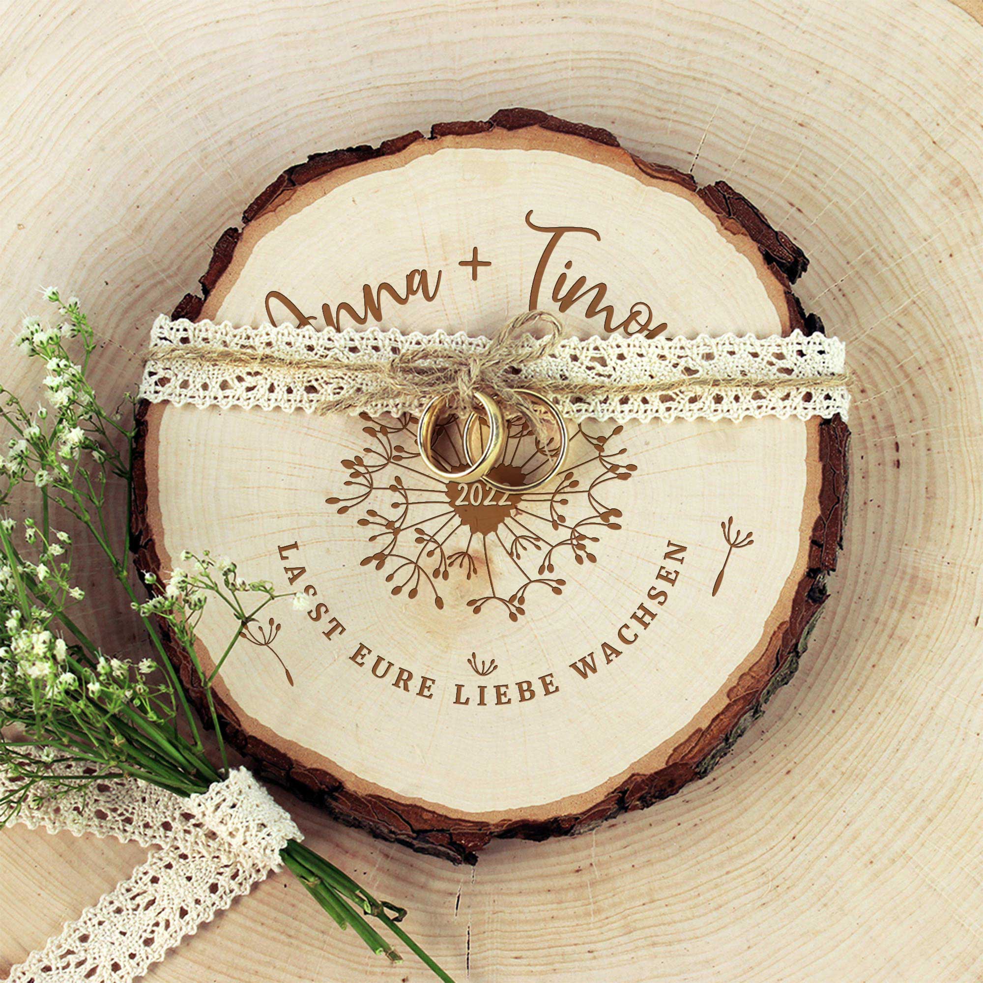 Baumscheibe mit Gravur zur Hochzeit - Pusteblume ist personalisiertes Hochzeitsgeschenk aus Holz zur Trauung und Hochzeitsdekoration für Tischdeko