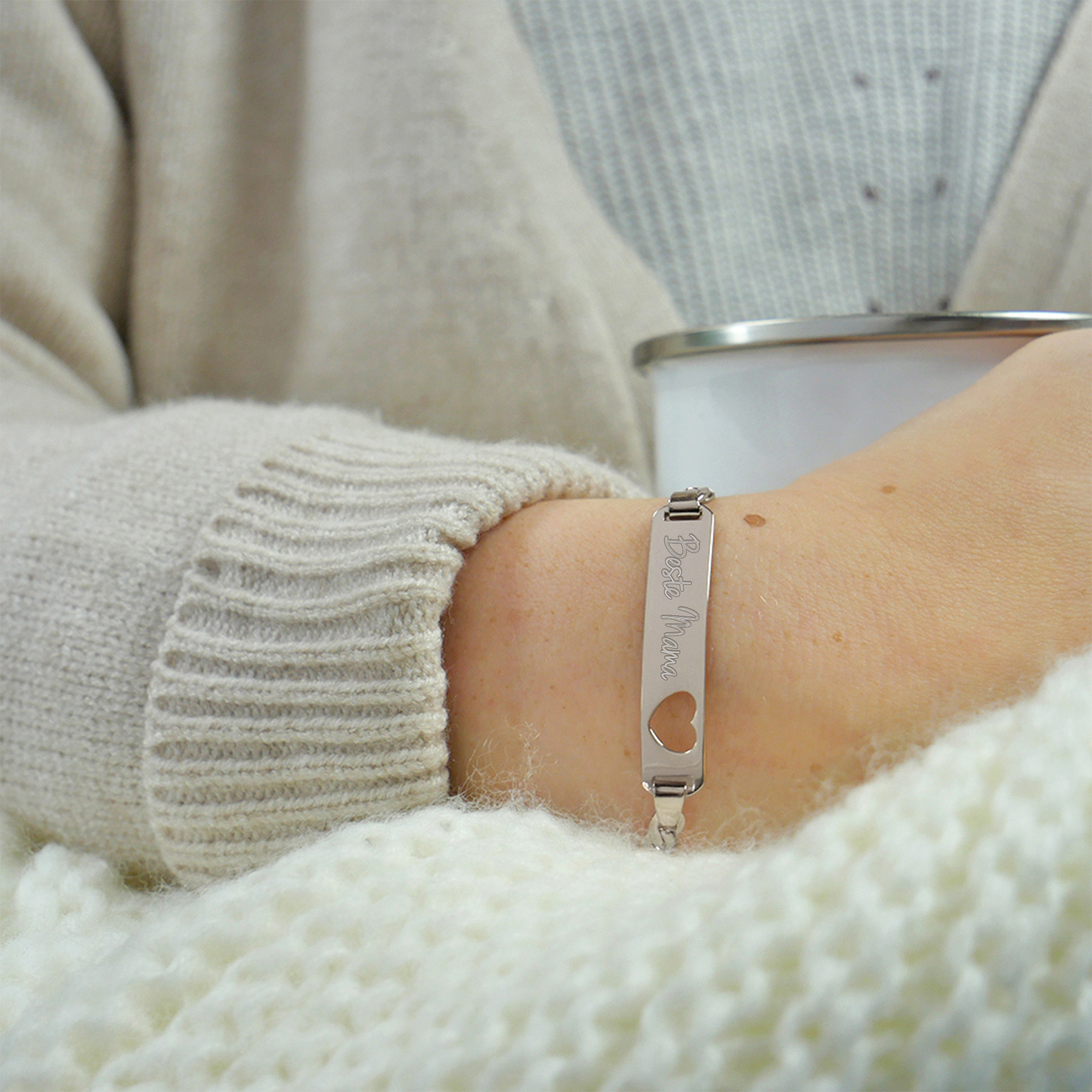 Silber Armband mit Gravur als Muttertagsgeschenk, Damenarmband aus Edelstahl für Beste Mama, graviertes Armkettchen mit ausgestanztem Herz für Mutti