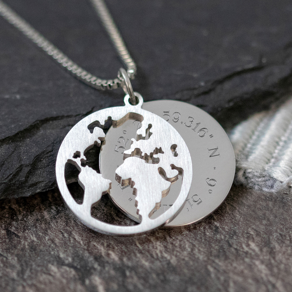 Halskette mit Gravur - Globus und Geokoordinaten - Silber - Personalisiert