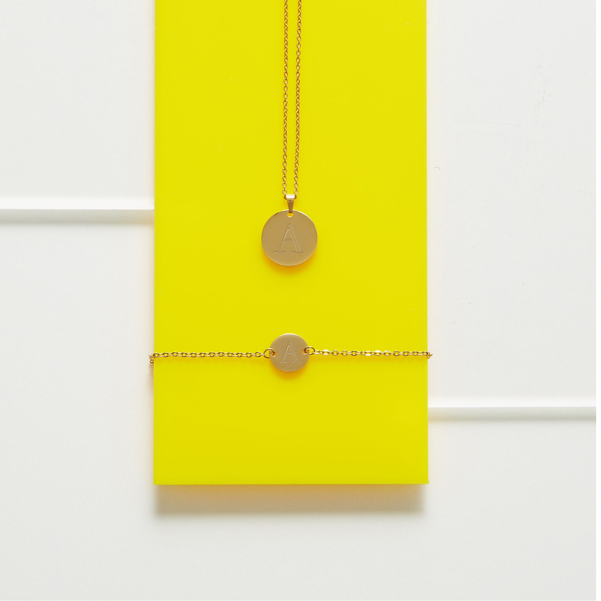 Set - Kette und Armkettchen mit rundem Anhänger - Initial - Gold