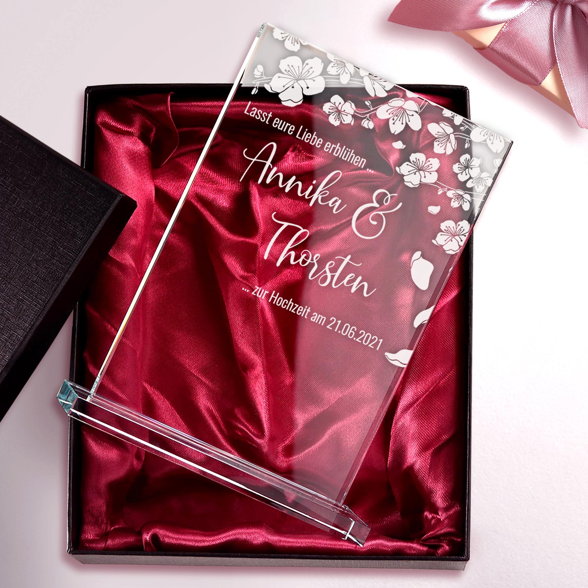 Der individuell personalisierte Glas Pokal mit Gravur - Blühende Liebe ist Auszeichnung aus Glas und Pärchengeschenk oder Geschenk zum Jahrestag