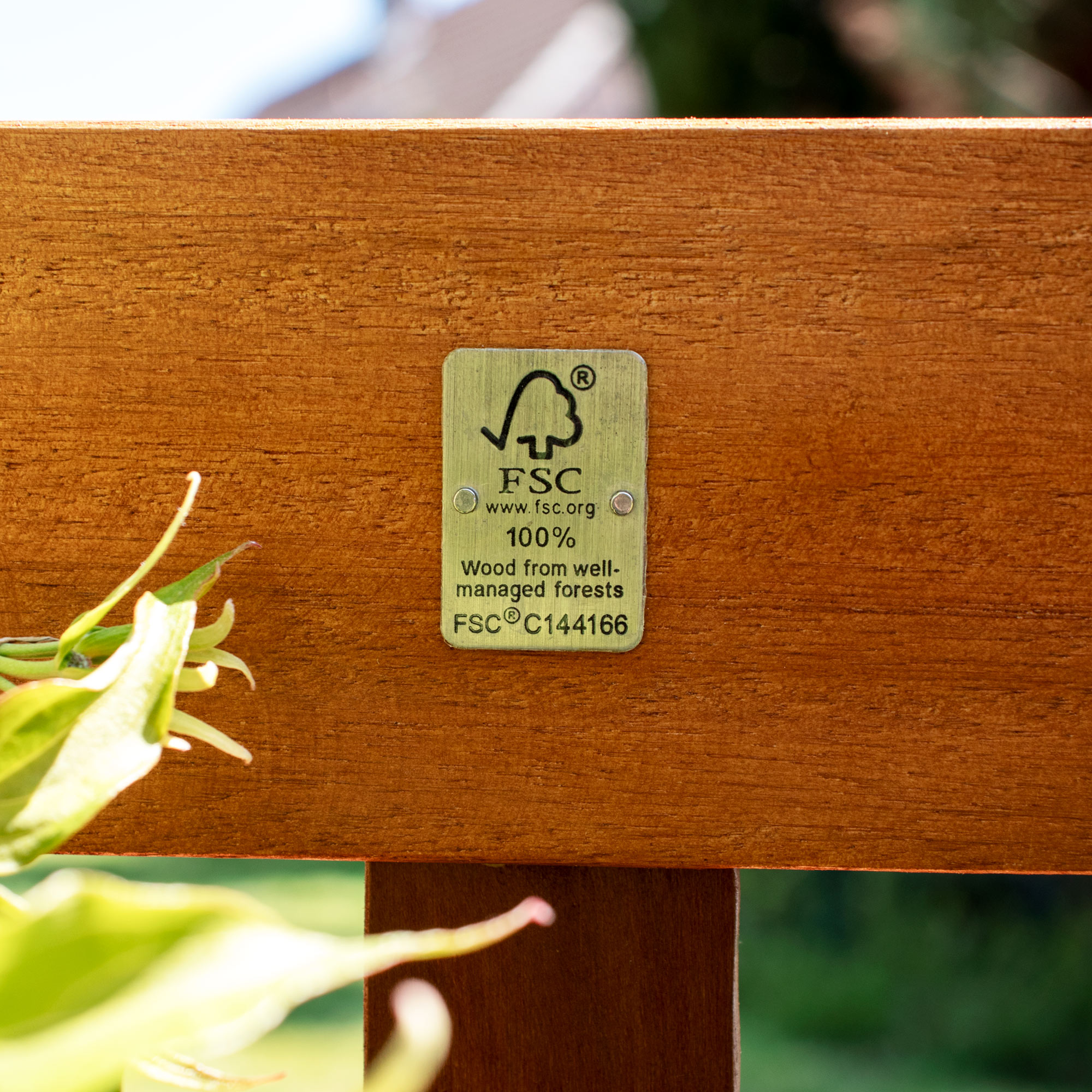Gartenbank zur Hochzeit aus Holz mit personalisierter Plakette