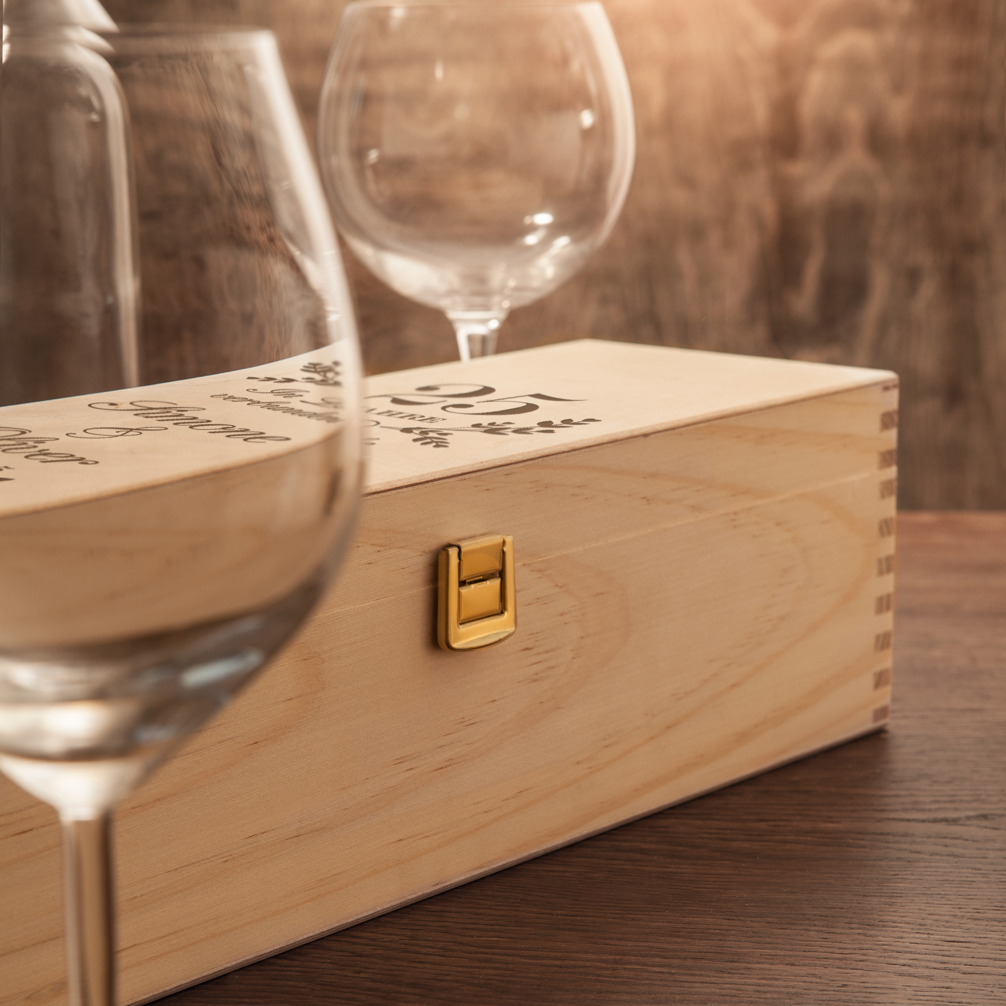 Gravierte Weinkiste zur Silberhochzeit - Personalisiert