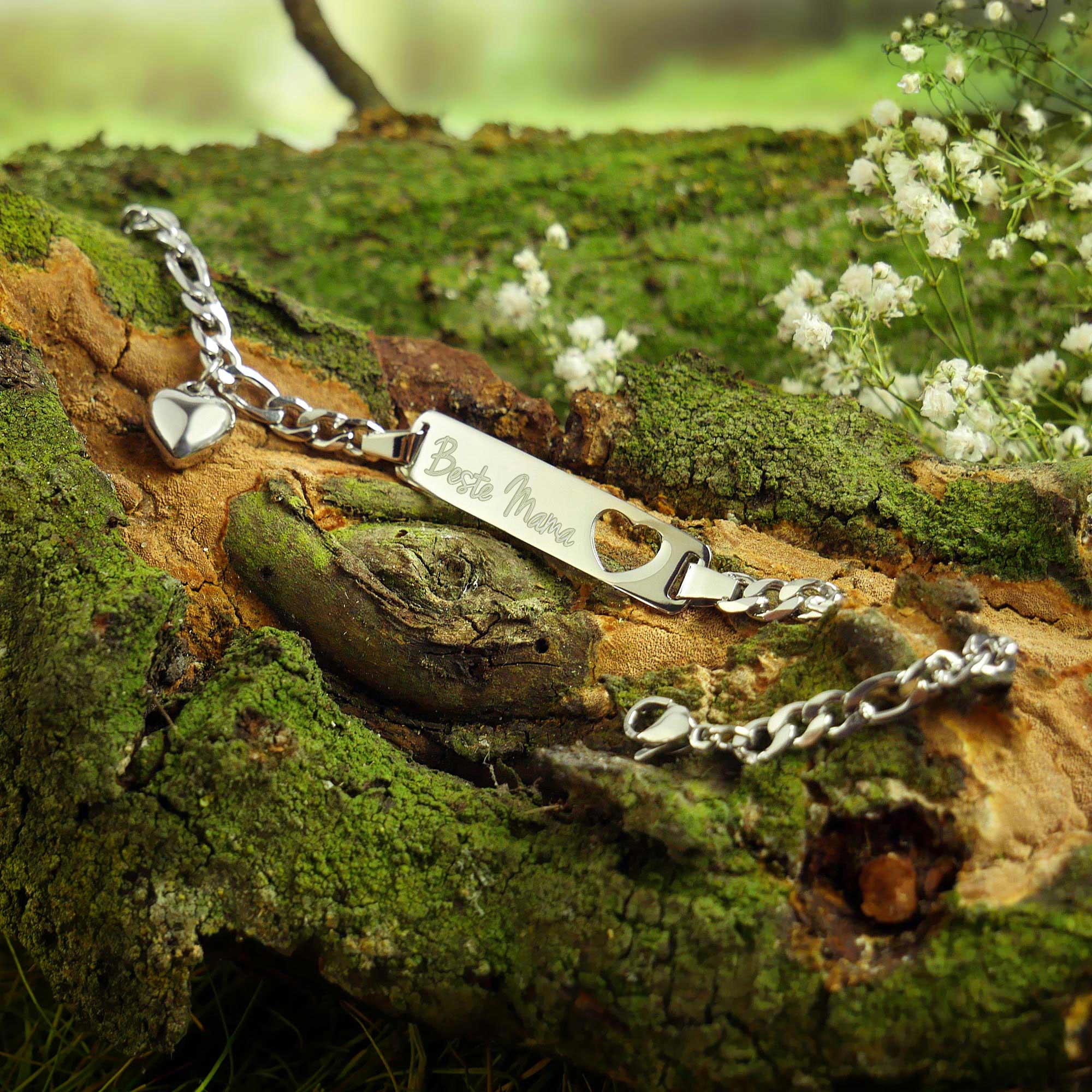 Silber Armband mit Gravur als Muttertagsgeschenk, Damenarmband aus Edelstahl für Beste Mama, graviertes Armkettchen mit ausgestanztem Herz für Mutti