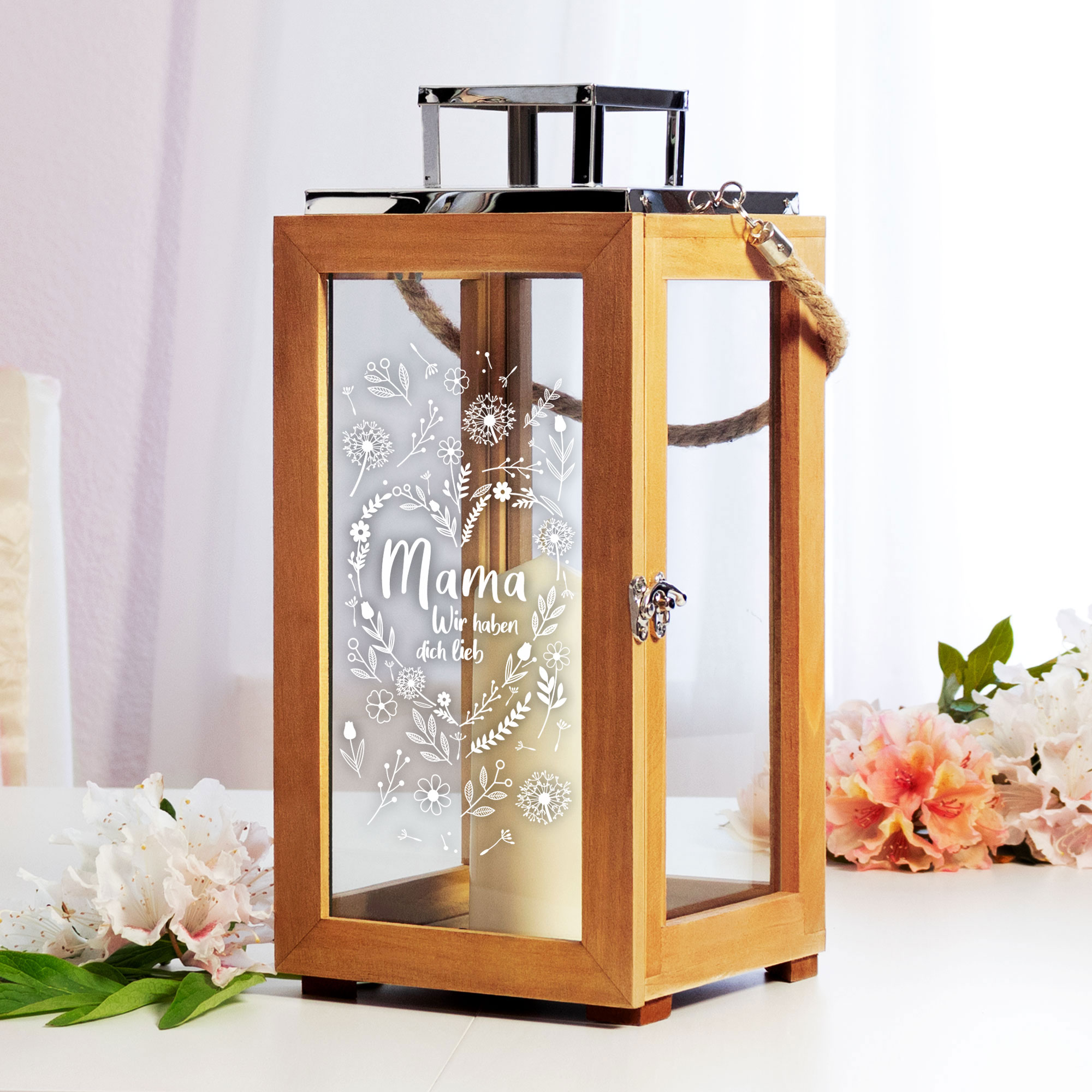 Die Personalisierte Gold Laterne für die Beste Mama ist ein bezauberndes Geschenk für Deine Mutter, mit dem Du ihr zeigen kannst, wie toll Du sie fi