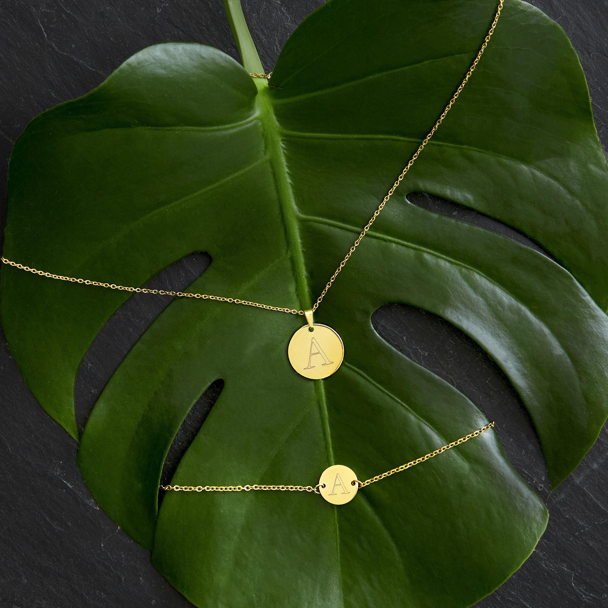 Set - Kette und Armkettchen mit rundem Anhänger - Initial - Gold