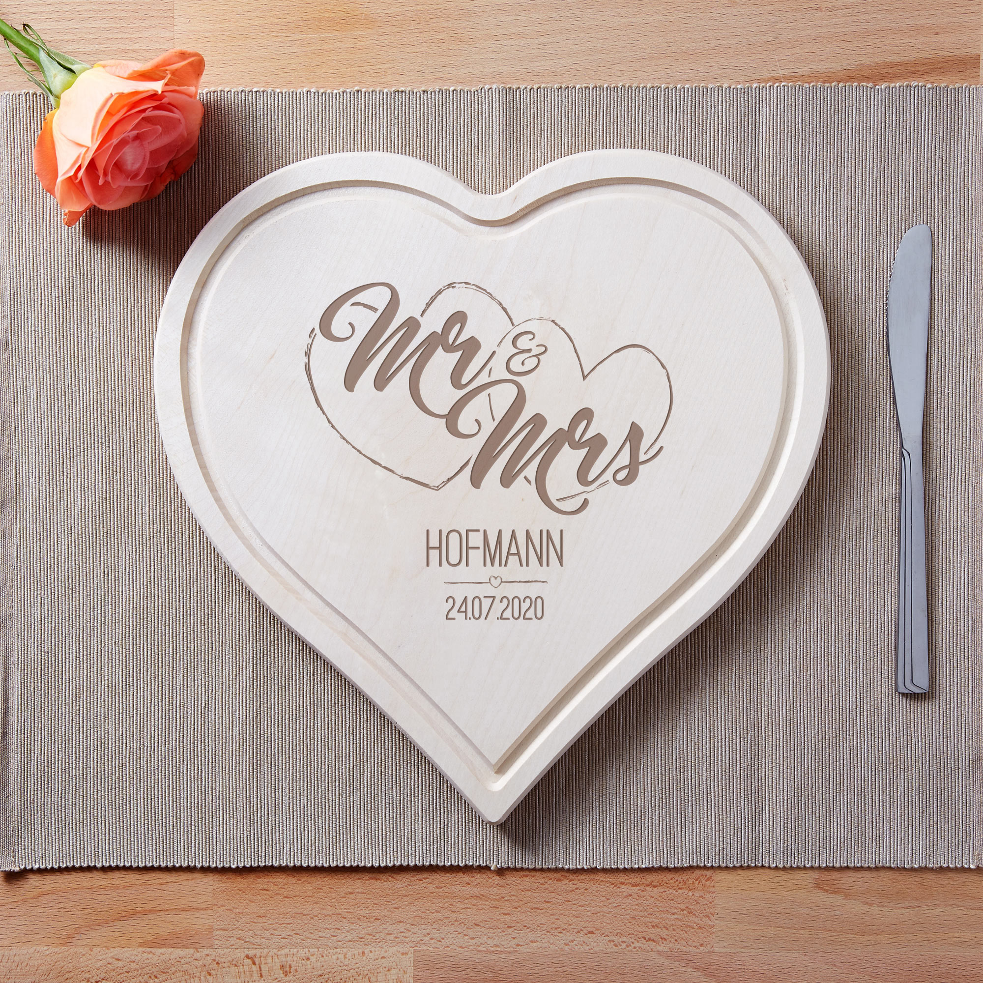 Mr und Mrs - Holzbrett in Herzform - Personalisiert