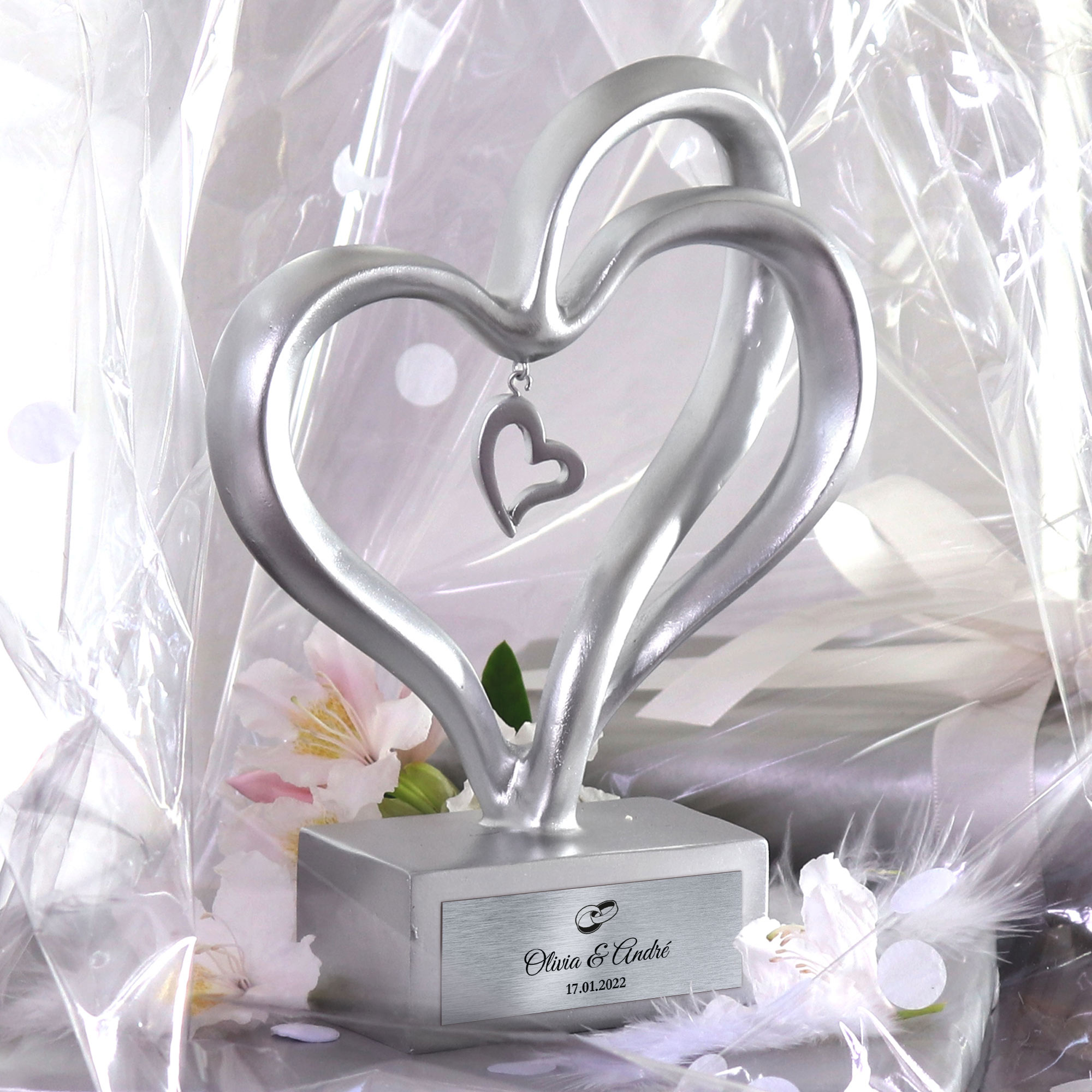 Dekofigur in verschlungener Herzform, Gravierte Deko Skulptur mit Namen und Hochzeitsdatum, Herz Deko mit Ringmotiv als Hochzeitsgeschenk
