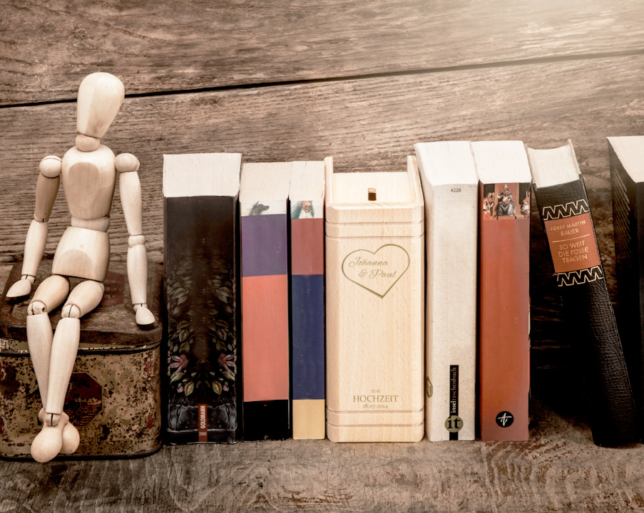 Spardose Buch aus Holz zur Hochzeit mit Herzgravur