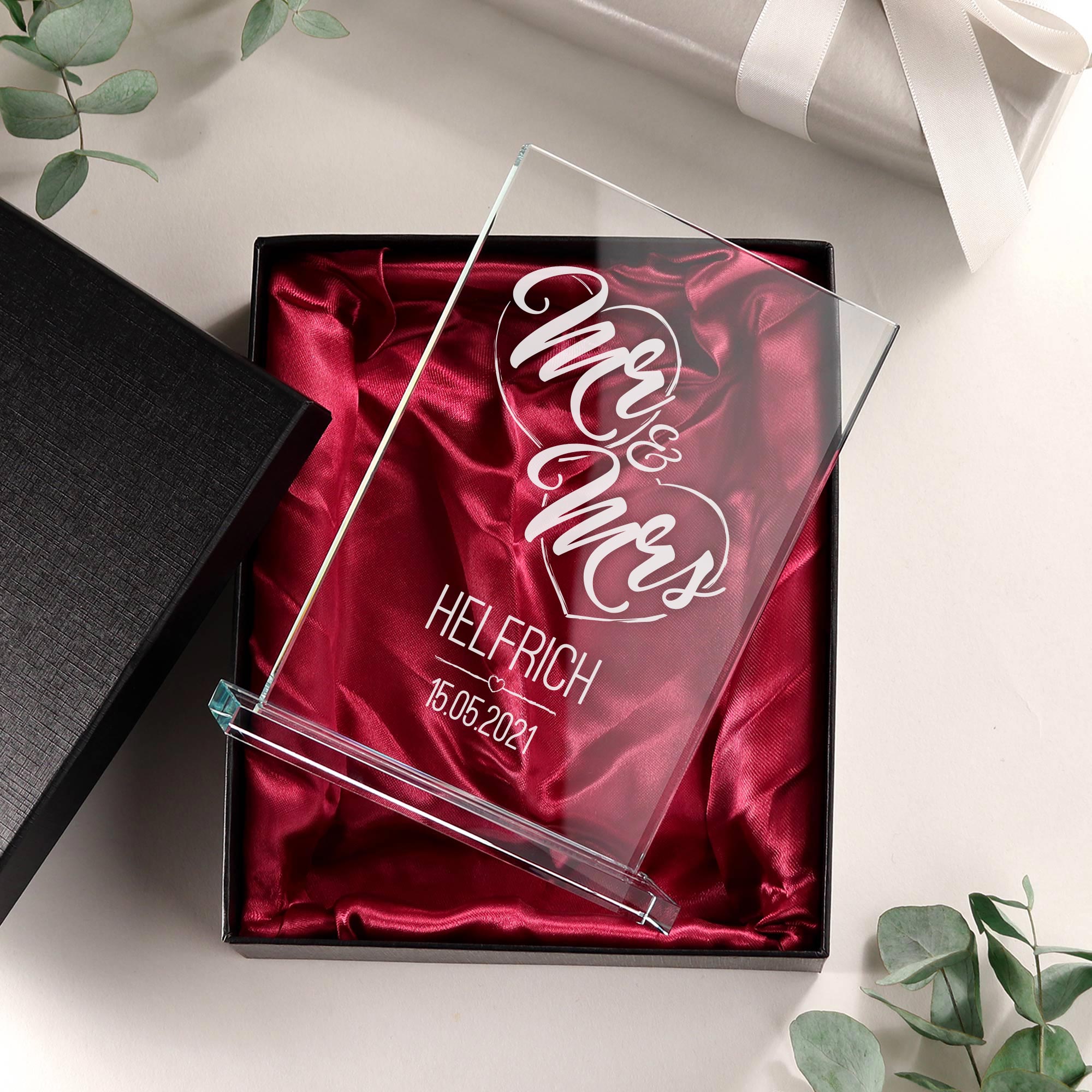 Glas Pokal mit Gravur - Mr & Mrs Glas Pokal für Paare, gravierte Glasdeko zur Hochzeit oder Hochzeitstag, Tischdeko Glaspokal mit Gravur Mr & Mrs, personalisierte Glastrophäe mit So