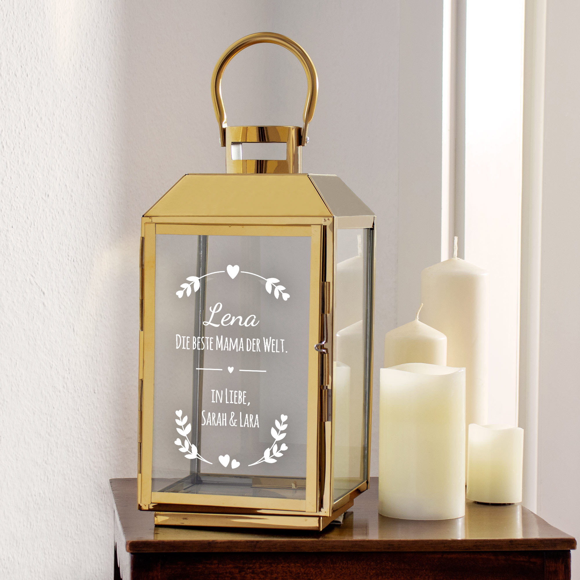 Die Personalisierte Gold Laterne - Blumenherz für Mama ist eine Outdoor Dekoration für draußen, wetterfest, als Windlicht ein tolles Muttertagsgesc