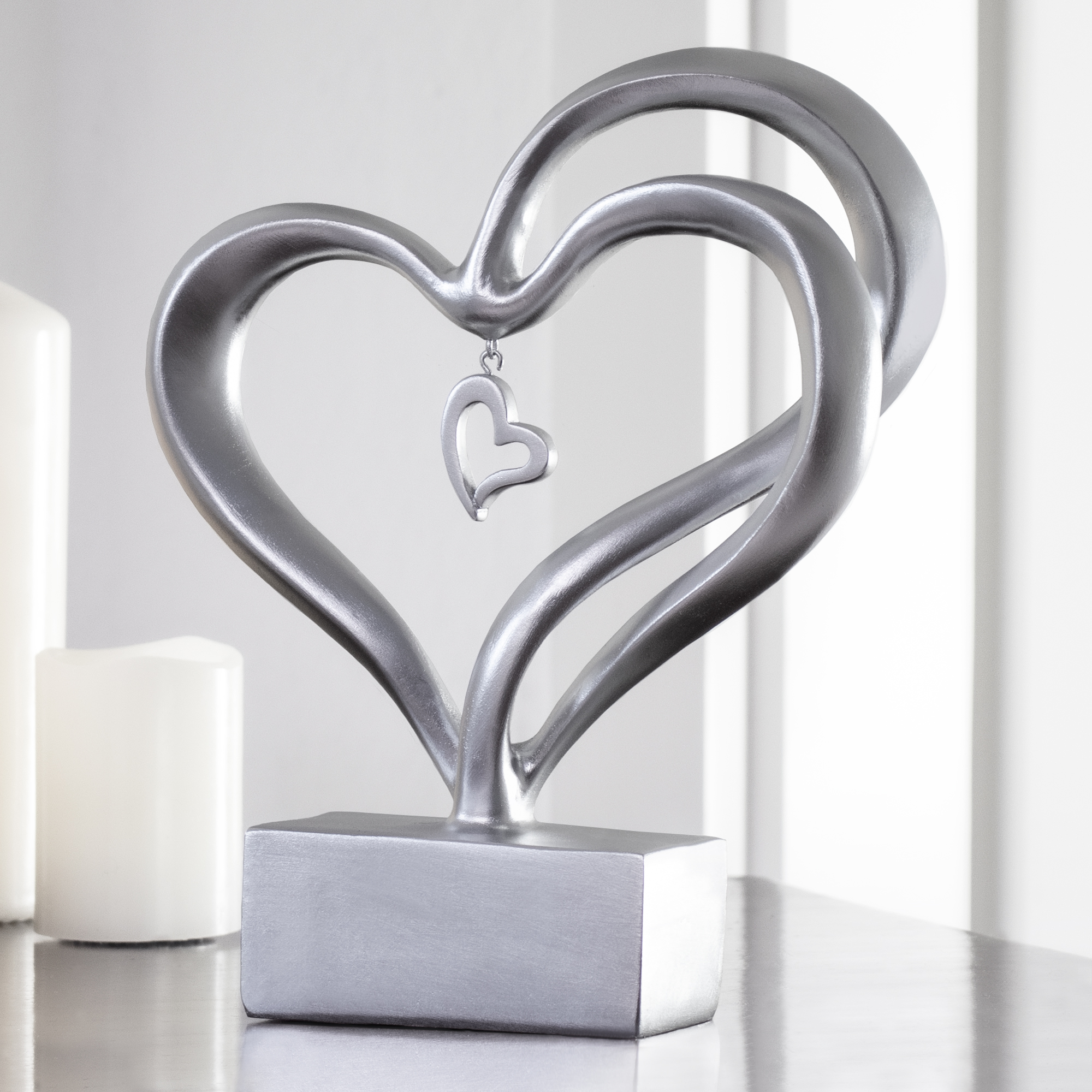 Silberne Skulptur in Herzform, Silber Herz als moderne Dekoration, elegantes Dekoherz mit austauschbaren Kreuz-, Taube- und Herzanhängern