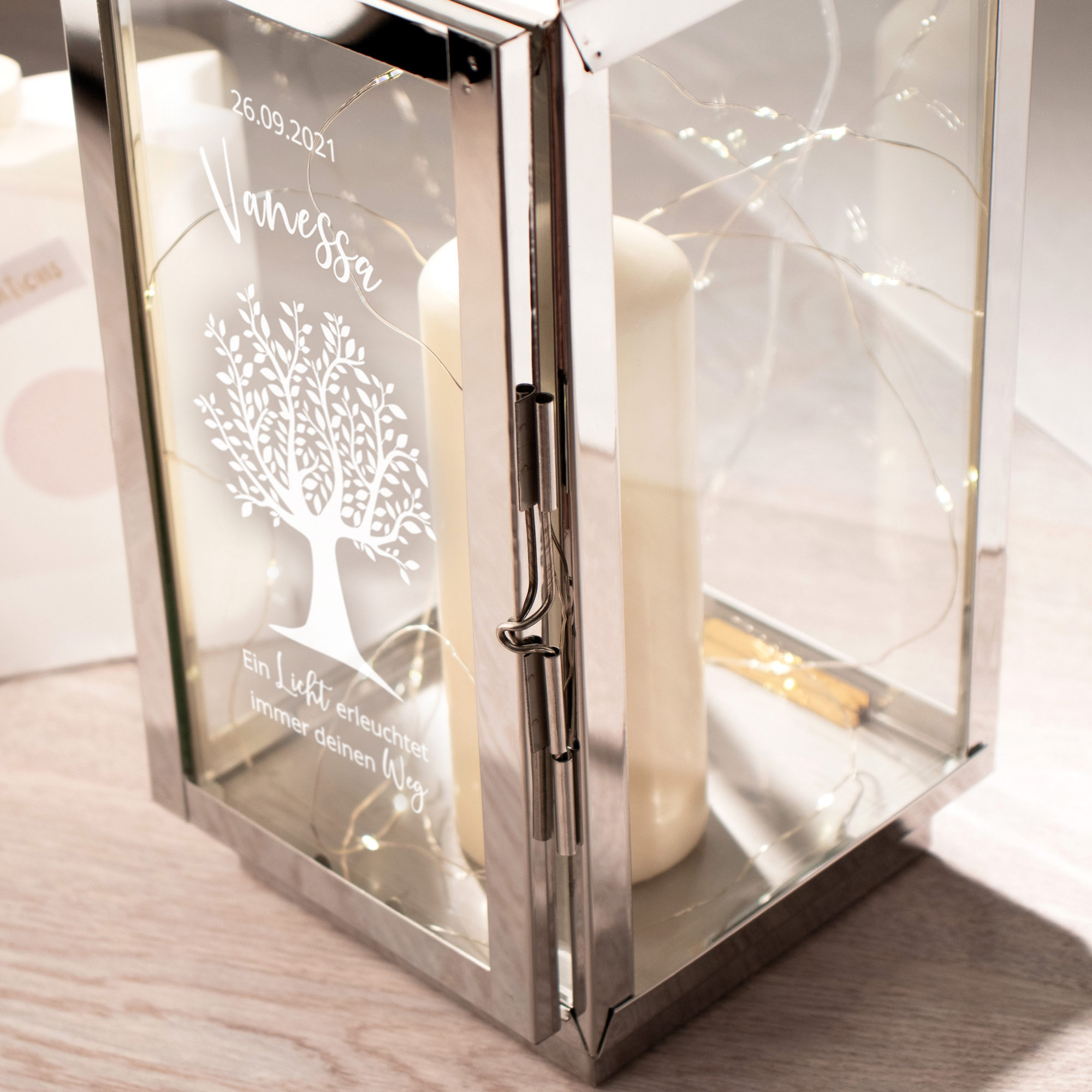 Edelstahl Laterne für draußen und drinnen, silbernes Windlicht mit personalisierter Gravur, Kerzenlaterne als Geschenk zur Geburt oder Taufe