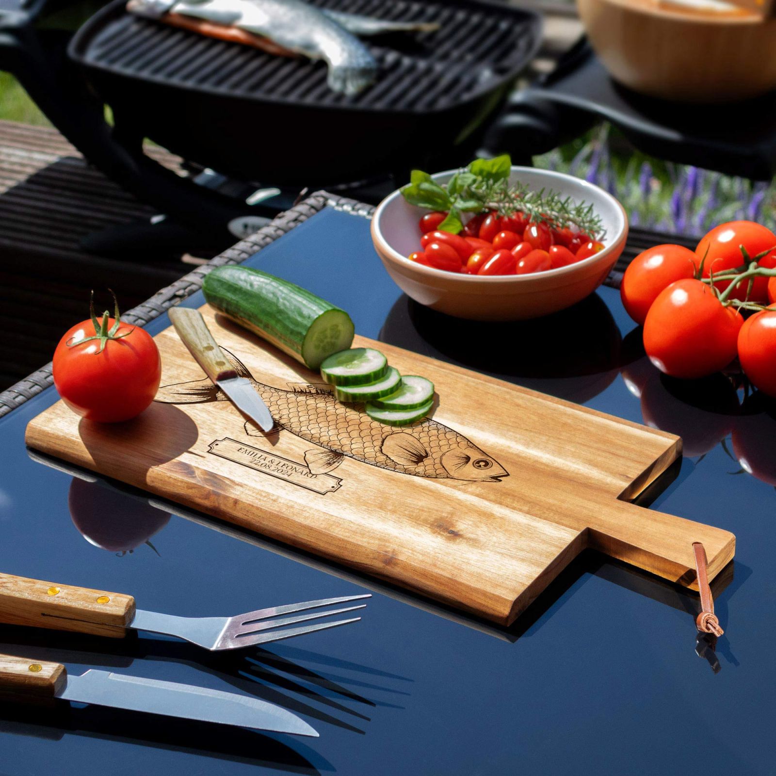 Personalisiertes Schneidebrett mit Griff und Fisch Gravur